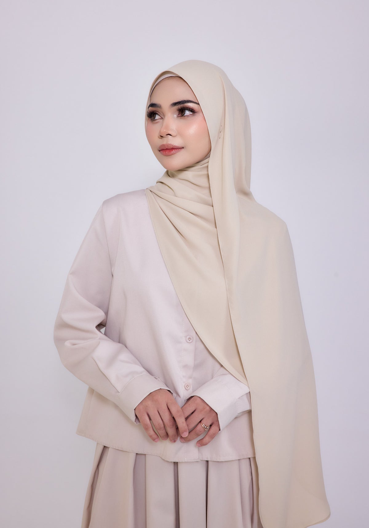 Whisper Basic in Oat Milk - Hoodie Shawl 2m