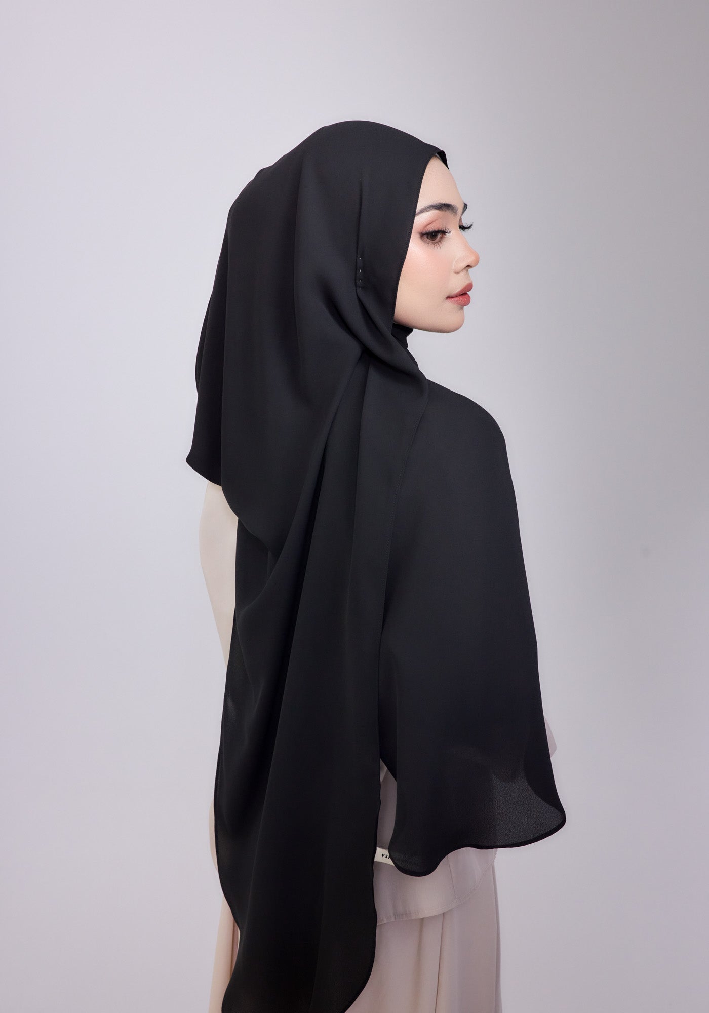 Whisper Basic in Midnight Noir - Hoodie Shawl 2m