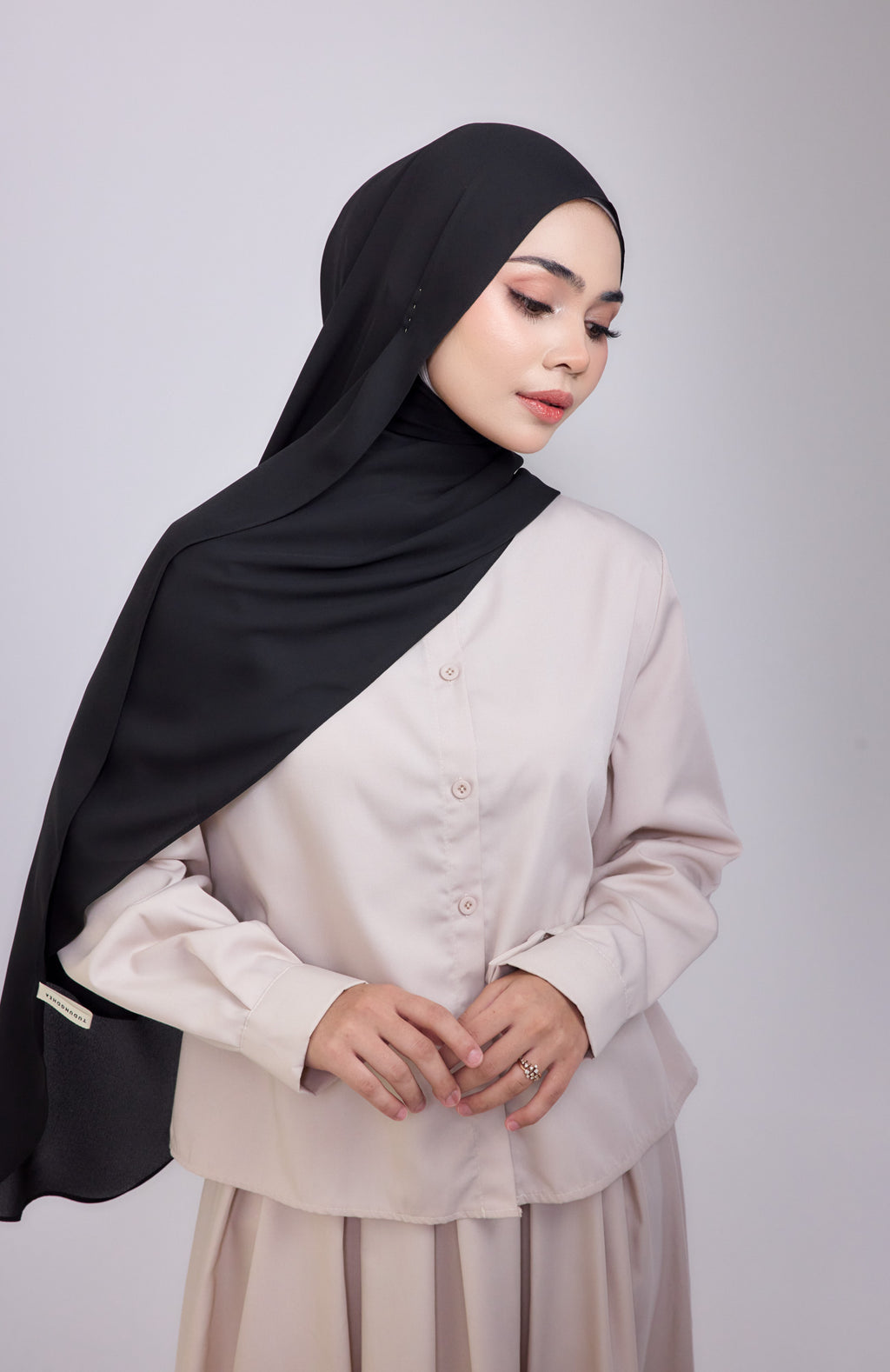 Whisper Basic in Midnight Noir - Hoodie Shawl 2m